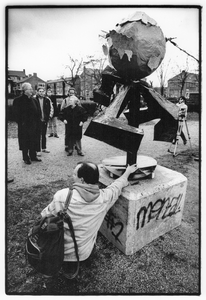 351369 Afbeelding van de onthulling van een tijdelijk monument door het Komitee Utrecht tegen Racisme en Fascisme ...